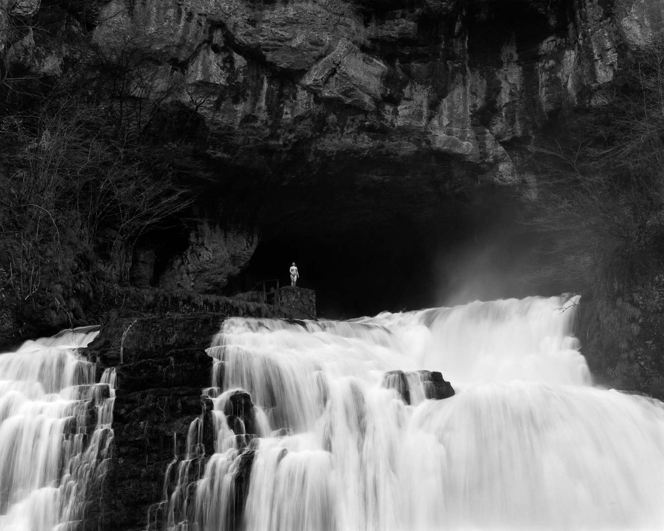 Aktfotografie Pure Natur - Maskierte - IslandEins mit der Natur - Maskierte Bildserie Eins mit der Natur - Maskierte an der Quelle der Lison - Analoge Fotografie mit Linhof Technika und Apo-Sironar S 5,6/210- Analoge Fotografie mit Linhof Technika und Apo-Sironar S 5,6/210