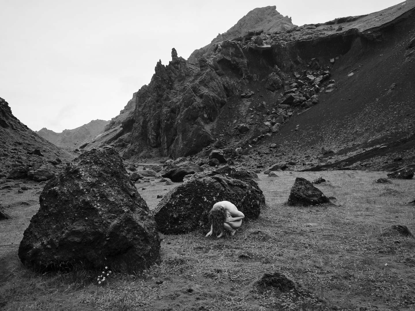 Aktfotografie Pure Natur - Maskierte - Island - Fujifilm GFX 50s mit Fujinon XF 4/32-64