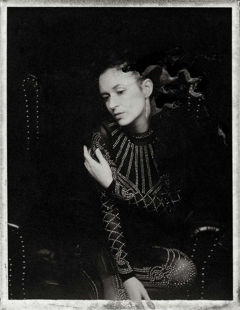 Monochrome Polaroids. Portrait von Anna. Fuji FP-3000B Negativ