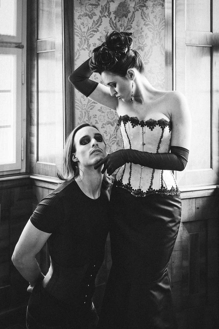Bildserie Belle Epoque - 50 Shades of Grey. Anna and Nico mit Haute Couture Korsetts von Beata Sievi. Canon 5D Mk II