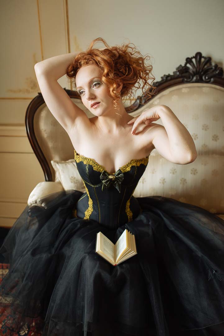 Bildserie Belle Epoque - Ivory Flame mit Haute Couture Korsett von Beata Sievi. Nikon D800 mit Sigma Art 1,4/35