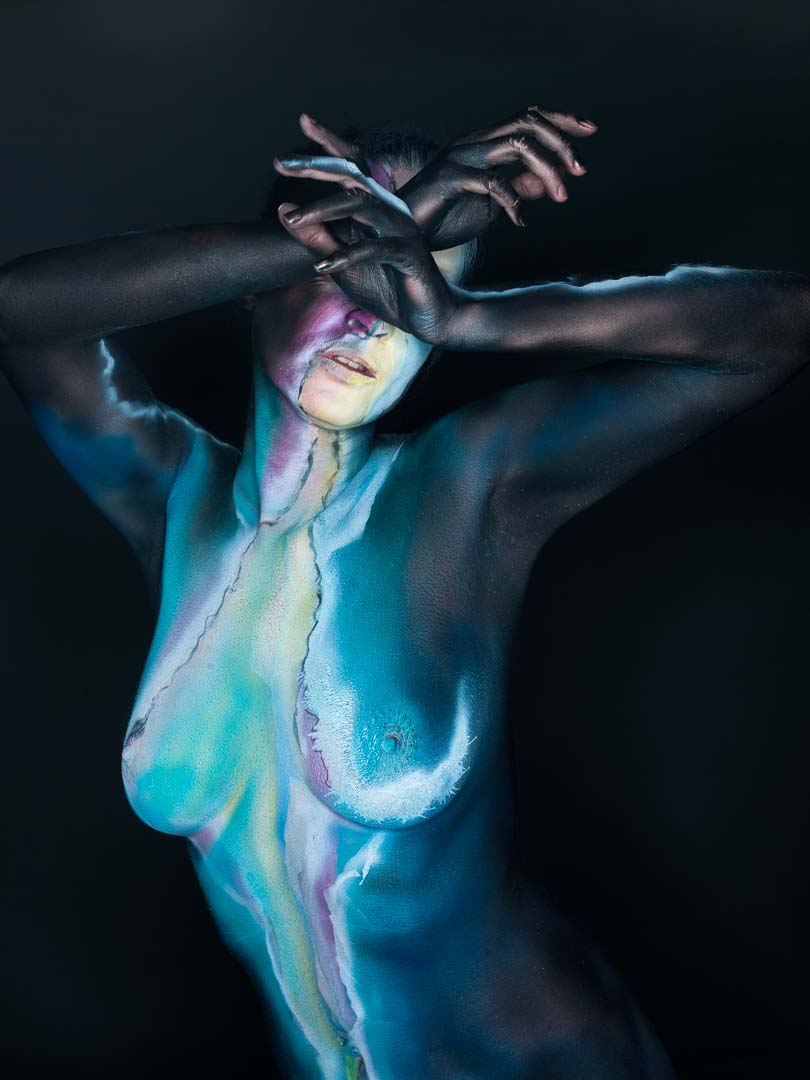 Körperkunst. Blaue Abstraktion - Anna mit Körperbemalung von Gisela Richter