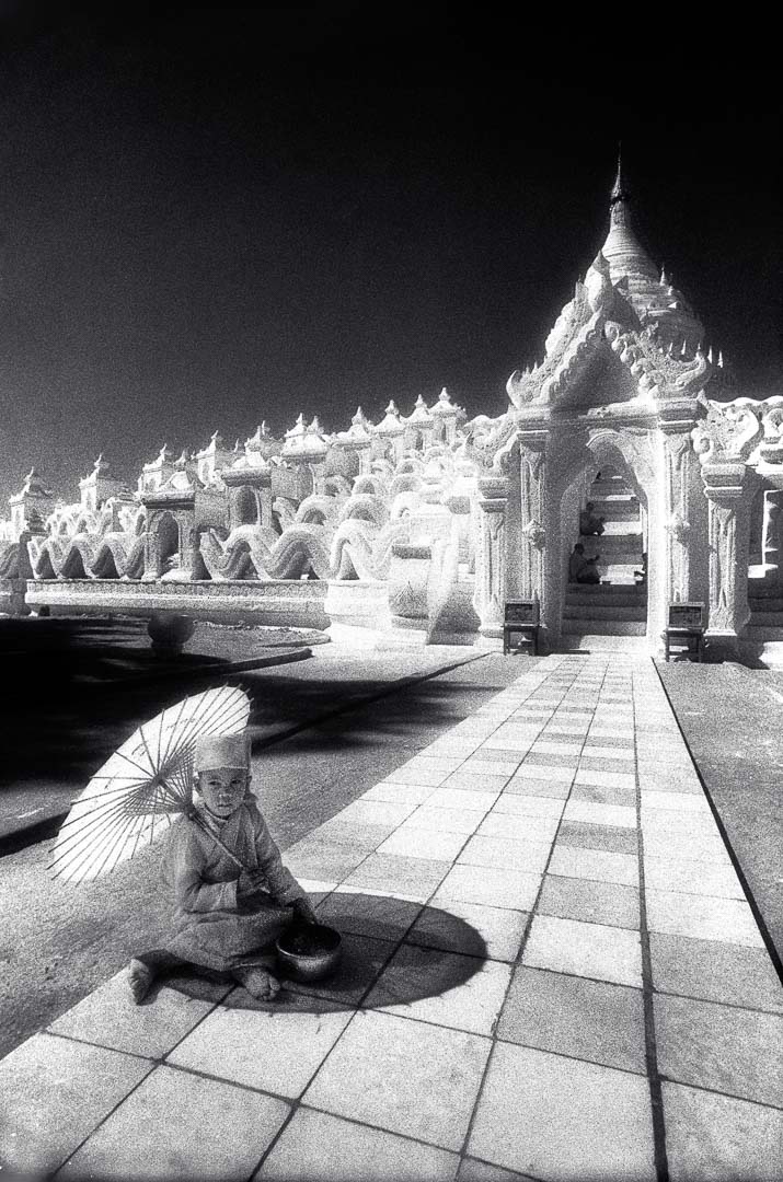 Hsinbyume-Pagode, Mingun (Burma) - Unterwegs mit Infrarot, aufgenommen mit einer Minolta XD und dem Kodak High Speed Infrared Film.