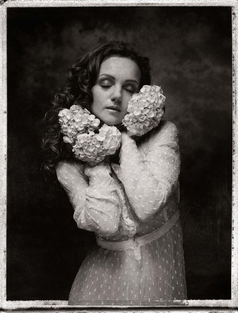 Monochrome Polaroids. Ivory Flame mit Blüten. Fuji FP-3000B Negativ