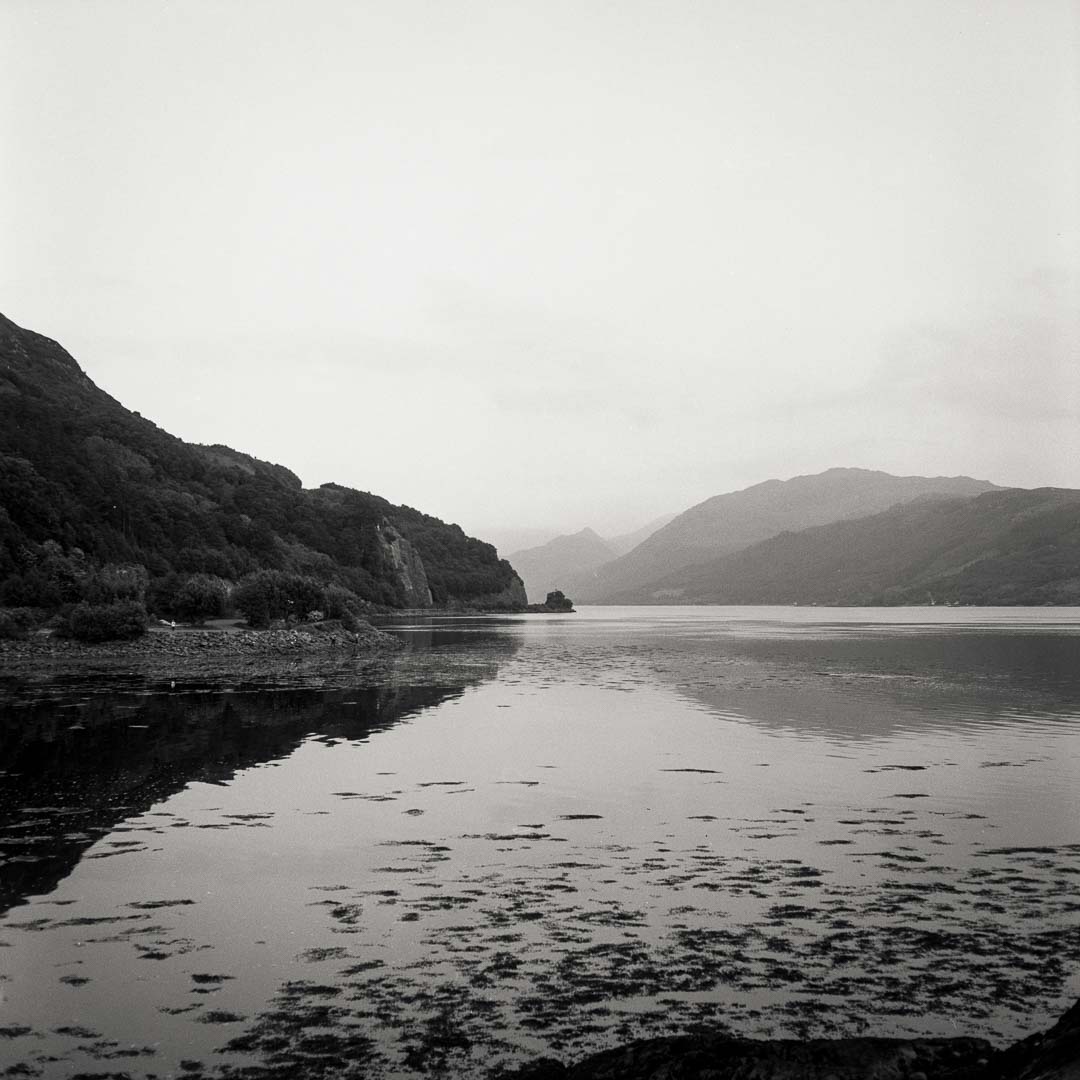 Puristische Landschaften - Loch Duich, Highlands, Schottland. Mamiya C330 mit Sekor 2,8/80