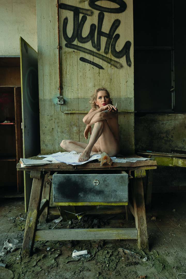 Zetze. Pause. Aktfotografie der Serie Magie verlassener Orte.Magie der verlassenen Orte.