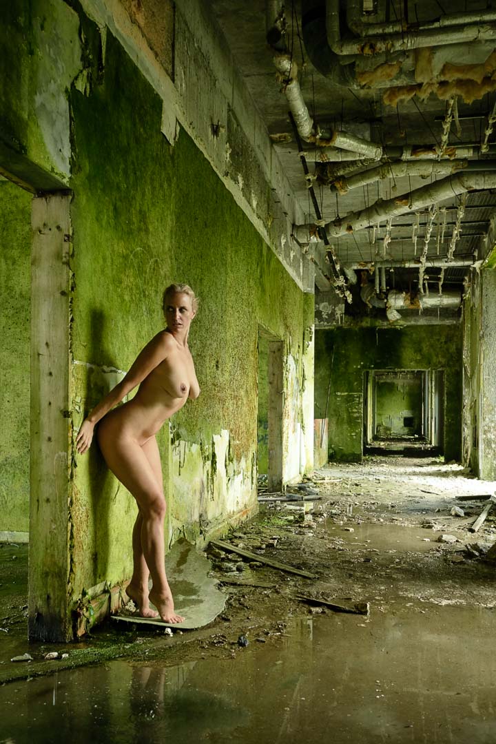 EVE im Traumhotel. Aktfotografie der Serie Magie verlassener Orte.