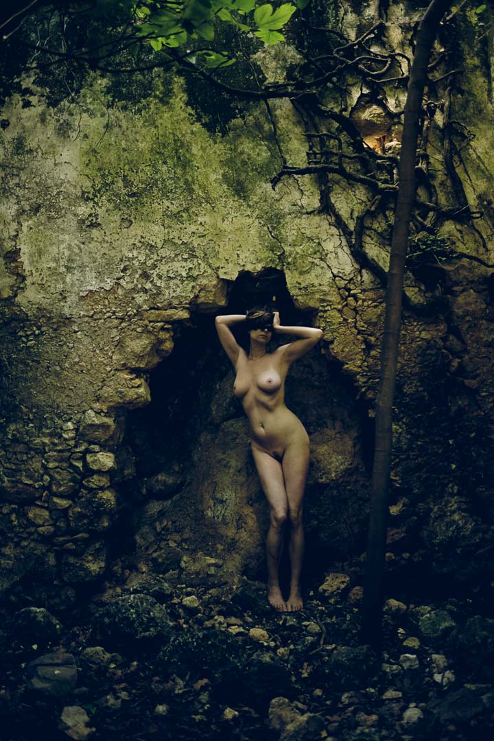 Anna in den Ruinen. Aktfotografie der Serie Magie verlassener Orte.