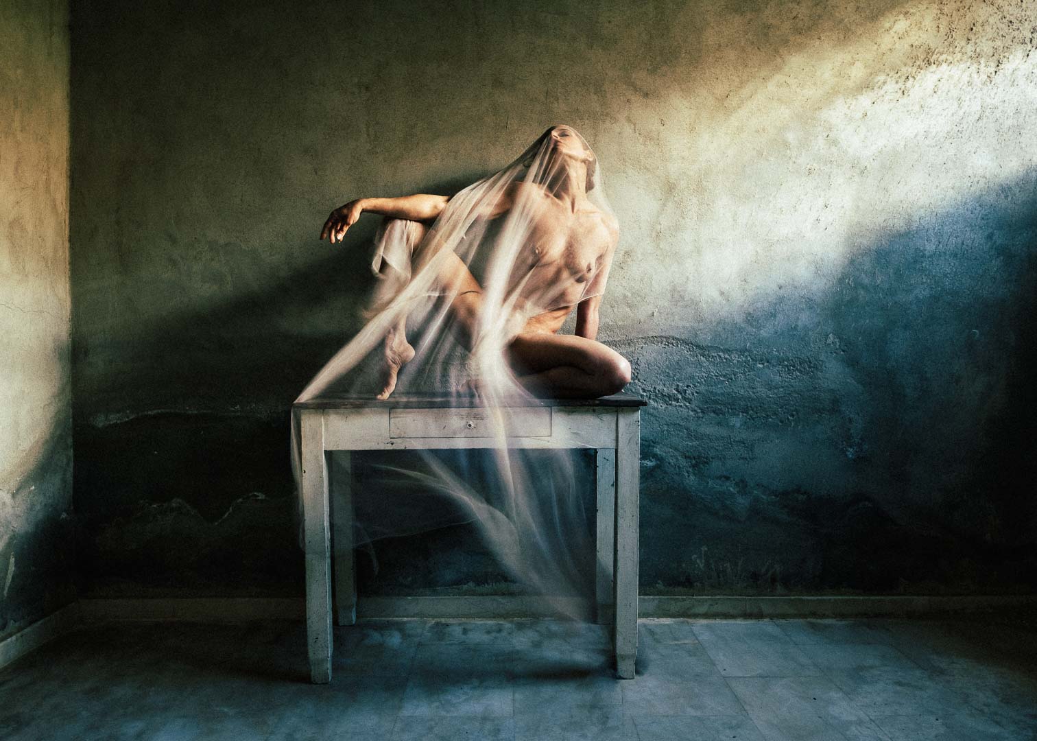 Sonia im windigen Keller. Aktfotografie der Serie Magie verlassener Orte.