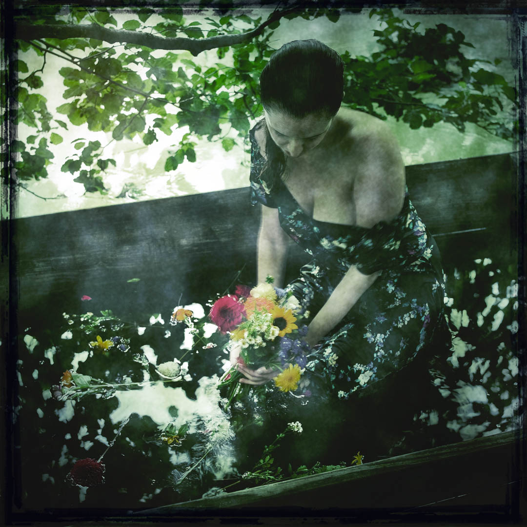 Ophelia I. Eine Fotoserie aus fünf Bildern zu einem tragischen Thema.