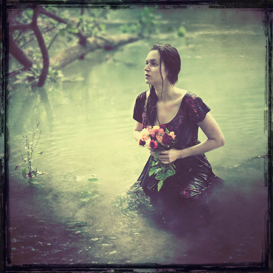 Ophelia II. Eine Fotoserie aus fünf Bildern zu einem tragischen Thema.