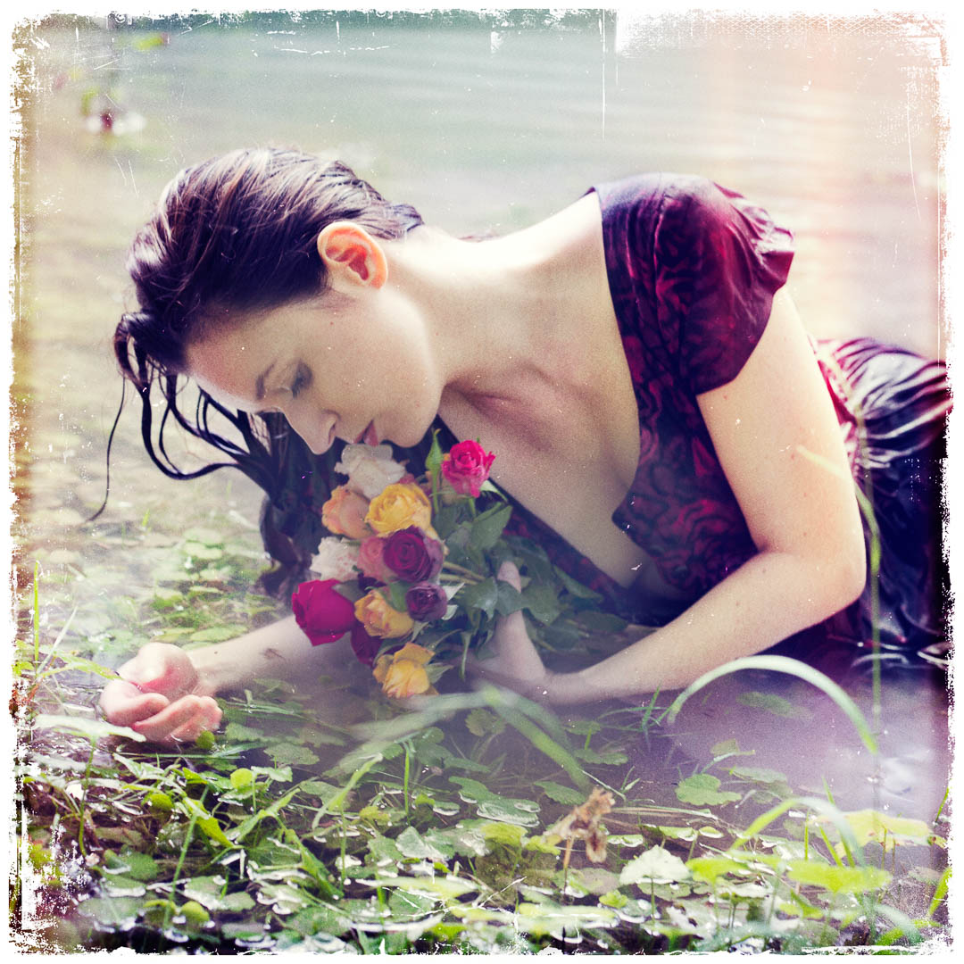 Ophelia III. Eine Fotoserie aus fünf Bildern zu einem tragischen Thema.