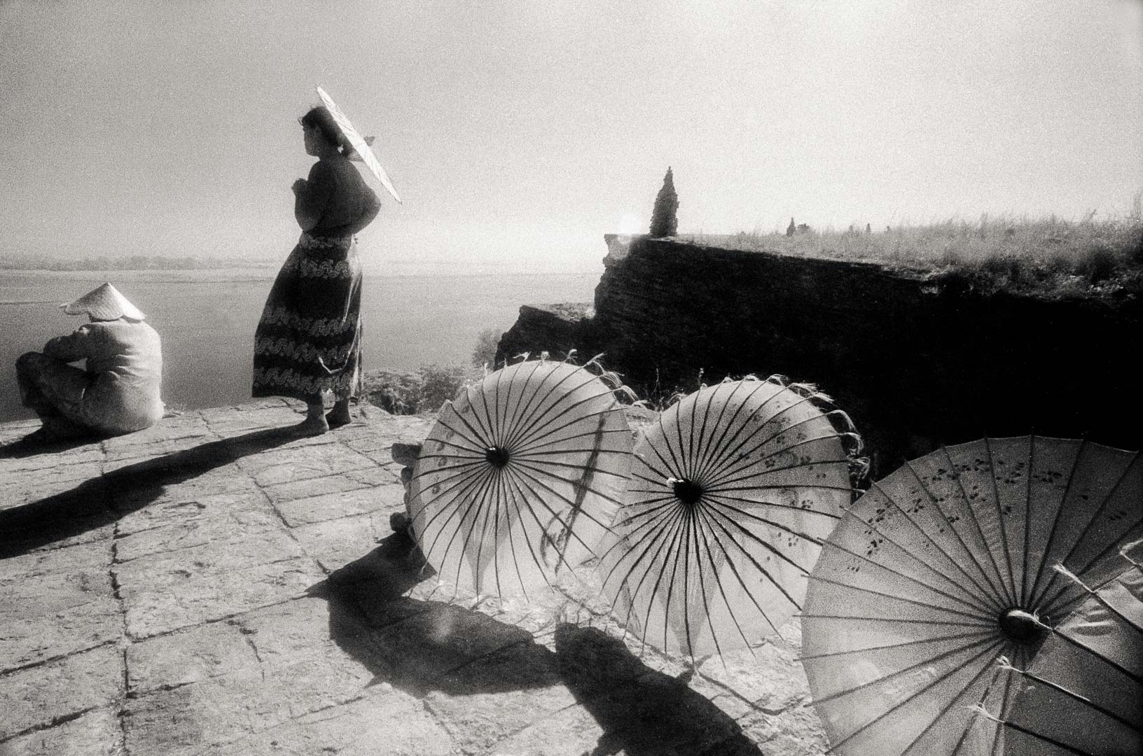 Schirmverkäuferin in Mingun (Burma) - Unterwegs mit Infrarot, aufgenommen mit einer Minolta XD und dem Kodak High Speed Infrared Film.
