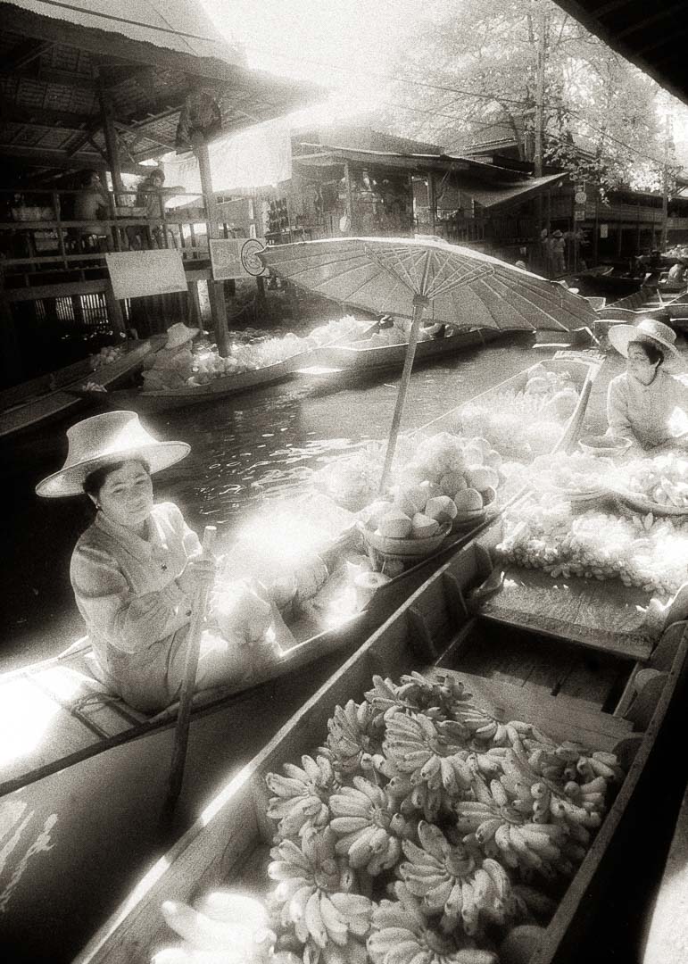 Schwimmernder Markt (Thailand) - Unterwegs mit Infrarot, aufgenommen mit einer Minolta XD und dem Kodak High Speed Infrared Film.