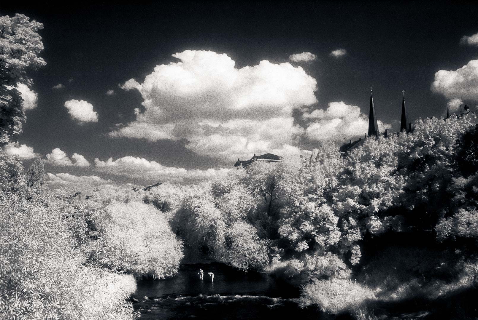Sommerfrische an der Dreisam, Stadtmitte Freiburg - Unterwegs mit Infrarot, aufgenommen mit einer Minolta XD und dem Kodak High Speed Infrared Film.