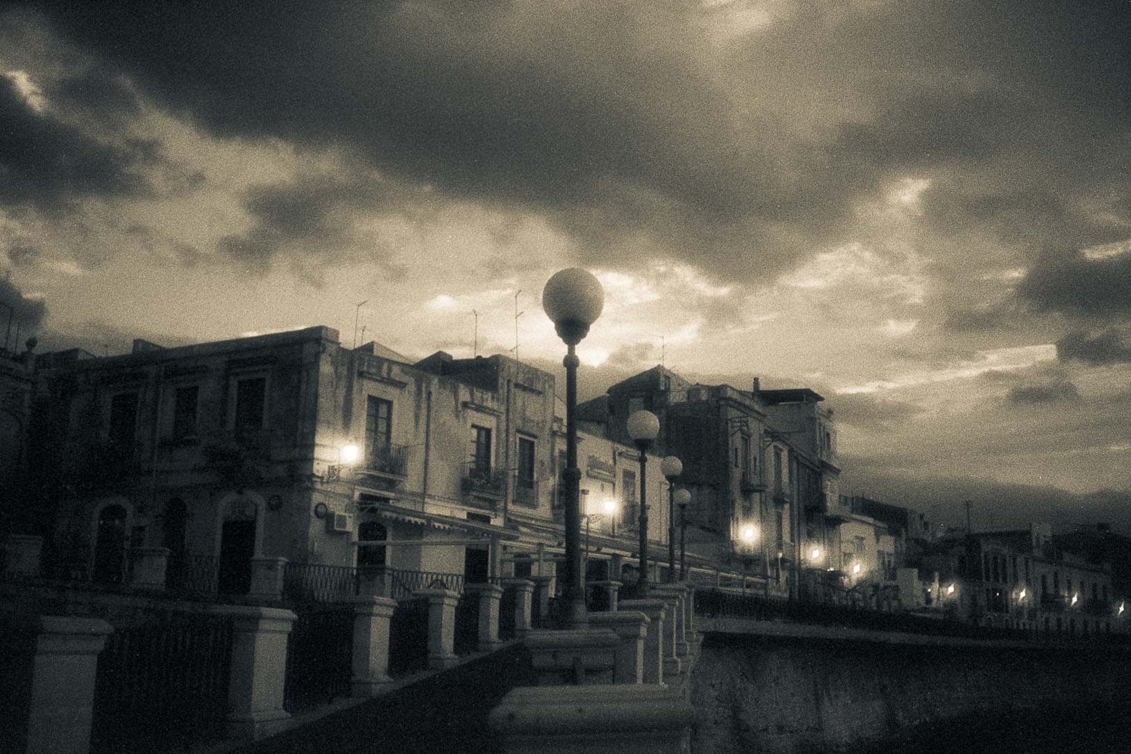 Syracus, Sizilien (Italien) - Unterwegs mit Infrarot, aufgenommen mit einer Minolta XD und dem Kodak High Speed Infrared Film.
