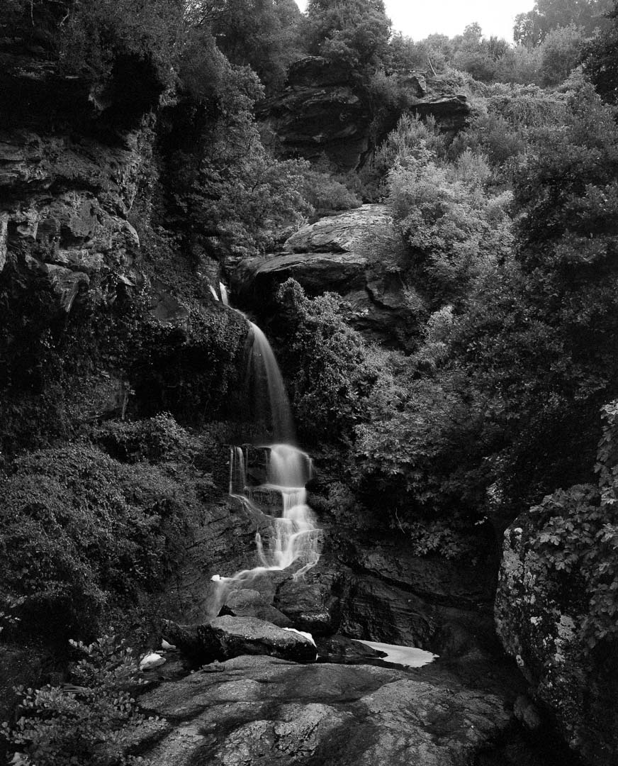 Puristische Landschaften - Wasserfall bei Figarella, Korsika. Plaubel Makina 670