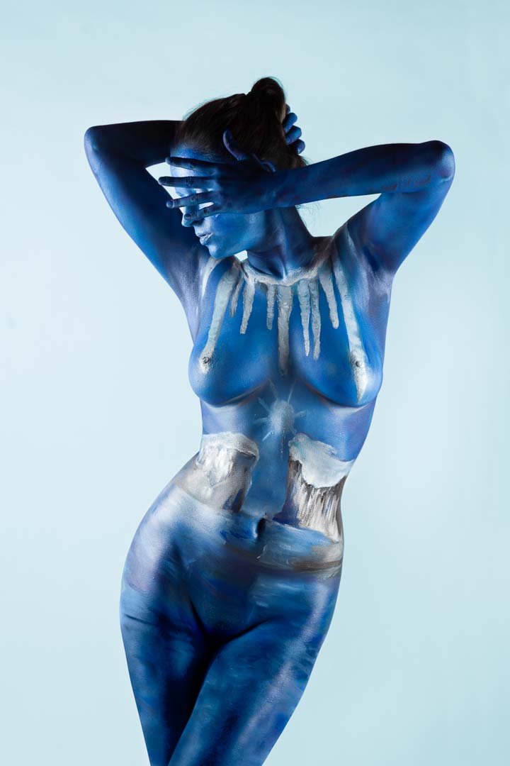 Körperkunst. Winter - Anna mit Körperbemalung von Gisela Richter