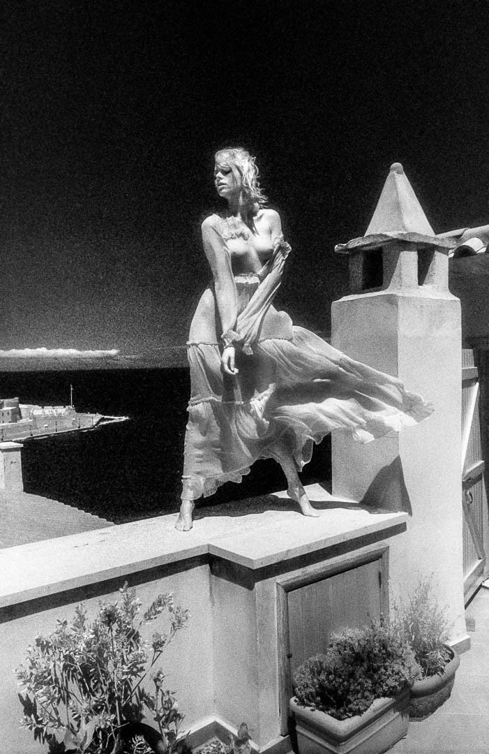 Riona Neve. Aktfotografie auf Kodak High Speed Infrarotfilm. Contax RX mit Distagon 2,8/28